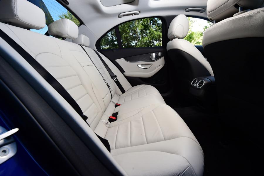 Интерьер Mercedes-Benz C350 e Avantgarde Line 2016 года  (UK) (фото 4 из 8)